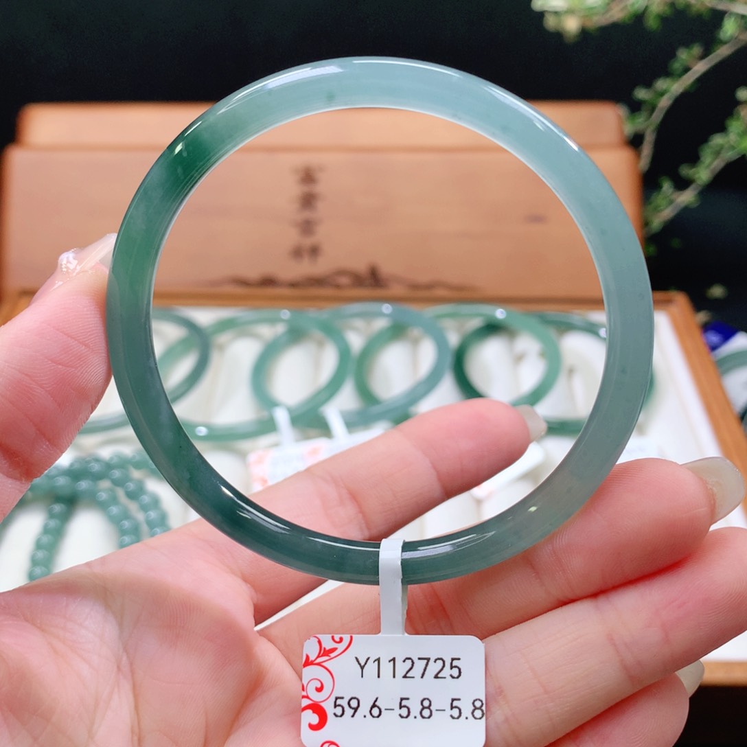 翡翠手镯（圆镯）未镶嵌