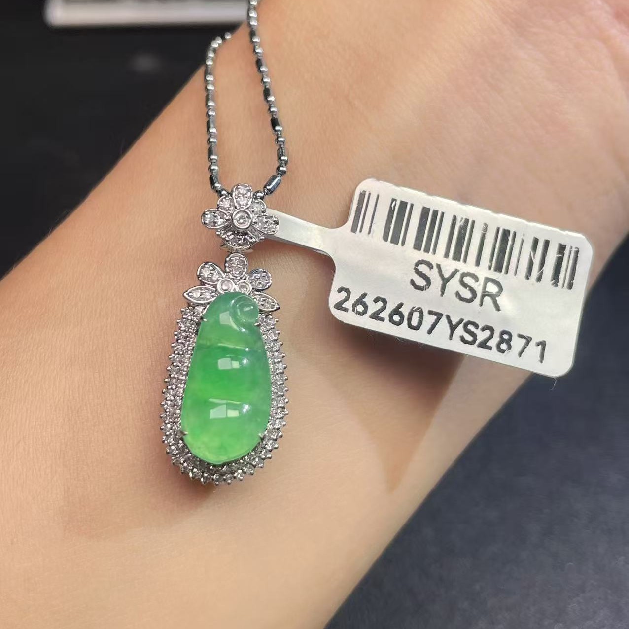 18k金镶嵌缅甸A货翡翠(不含链)