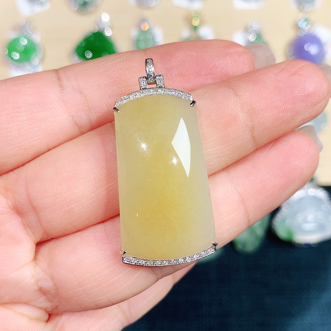 翡翠颈饰未镶嵌素牌