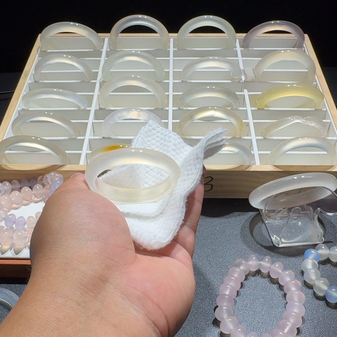 B***.玛瑙/玉髓手镯未镶嵌