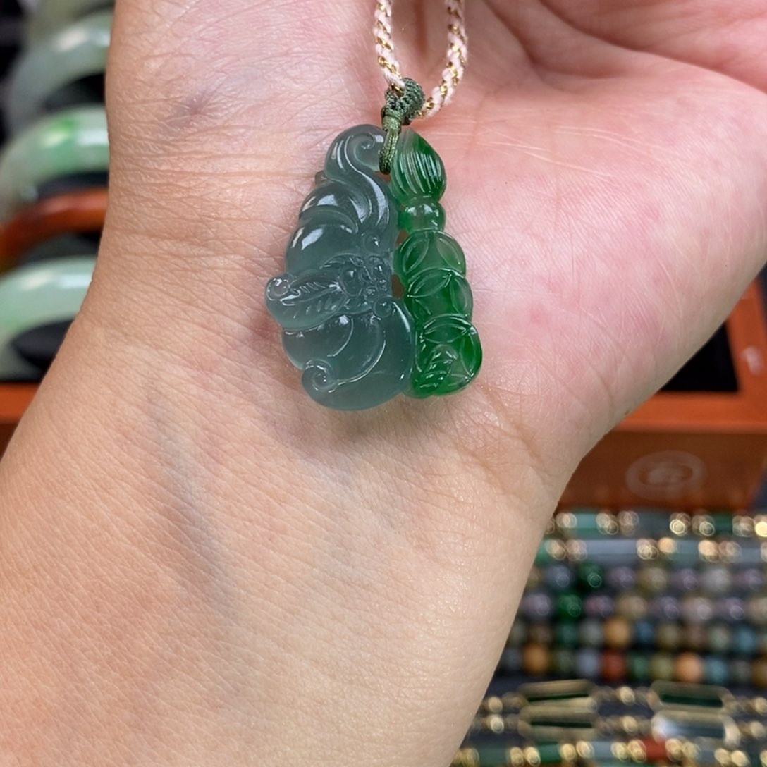翡翠未镶嵌颈饰七**室老蓝水金丝绿蝙蝠挂坠