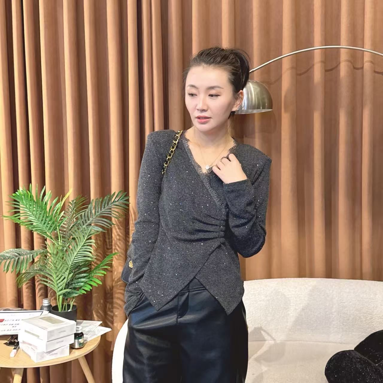 【二婷推荐】25年秋冬季新款时尚网纱V领亮片小衫7477/1653