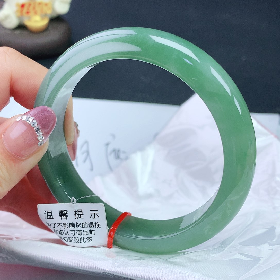 翡翠手镯未镶嵌59圈