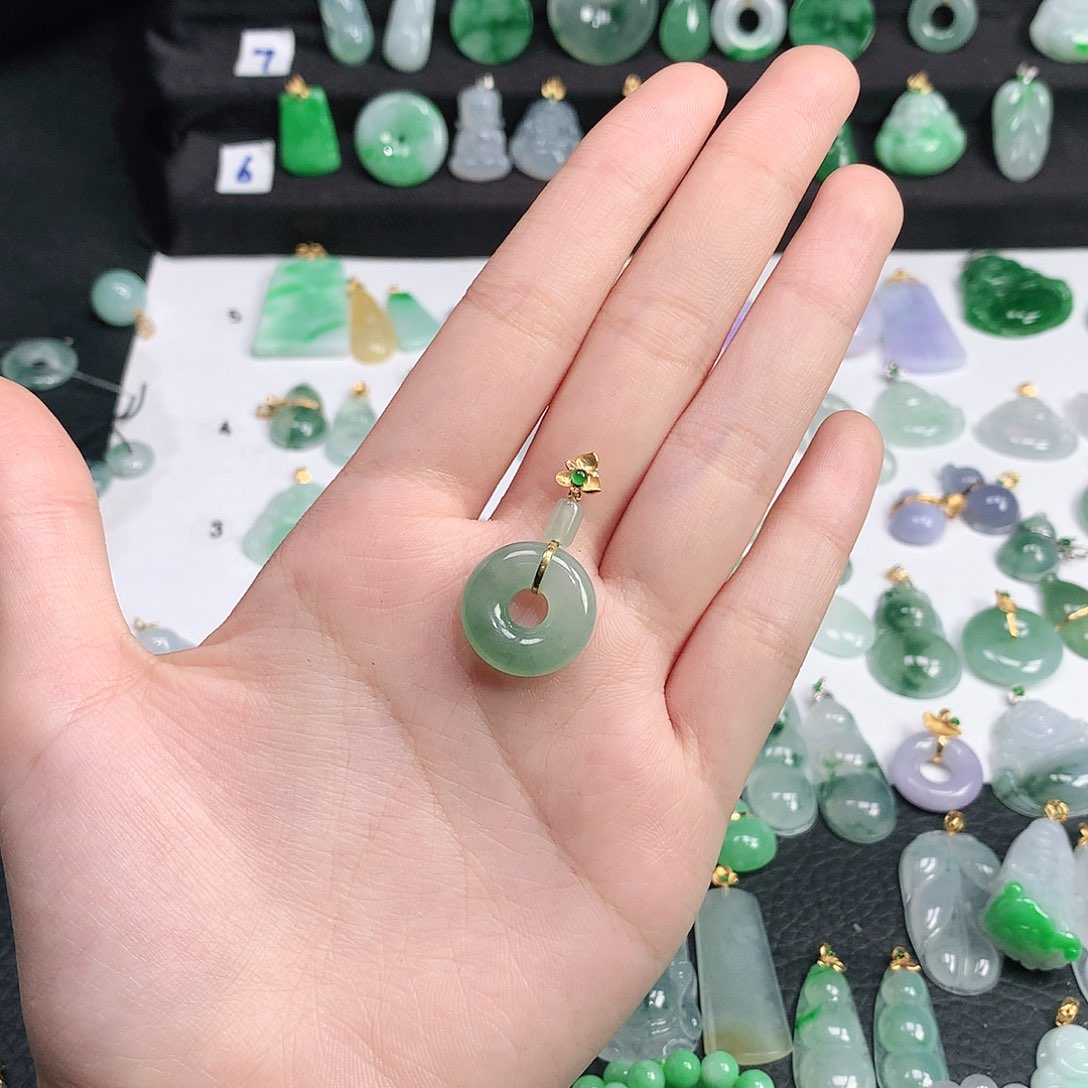 翡翠颈饰未镶嵌翡翠