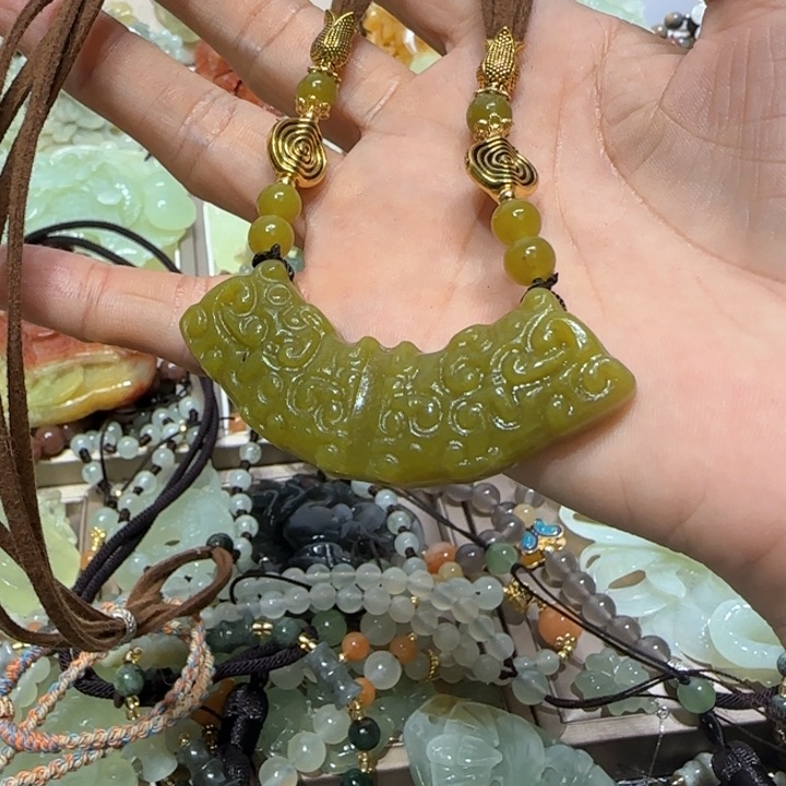 蛇纹石玉未镶嵌吊坠