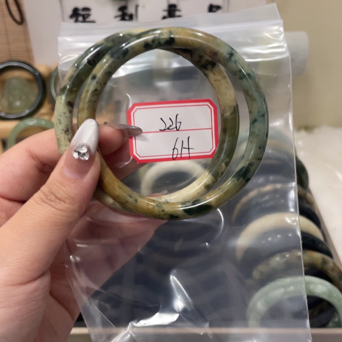 蛇纹石玉手镯未镶嵌