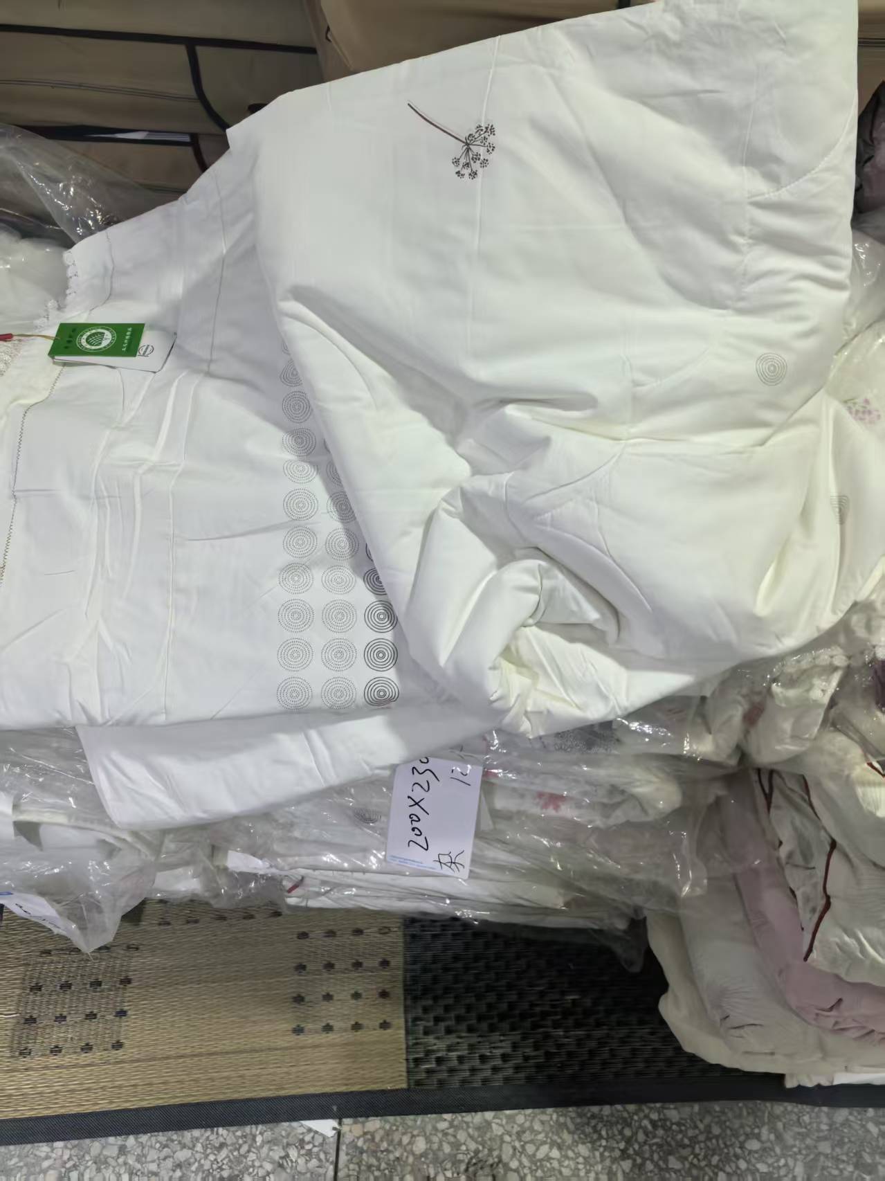 《厚广家》3楼200×230杂款竹纤维夏凉被 发1张40%竹纤维 不挑款