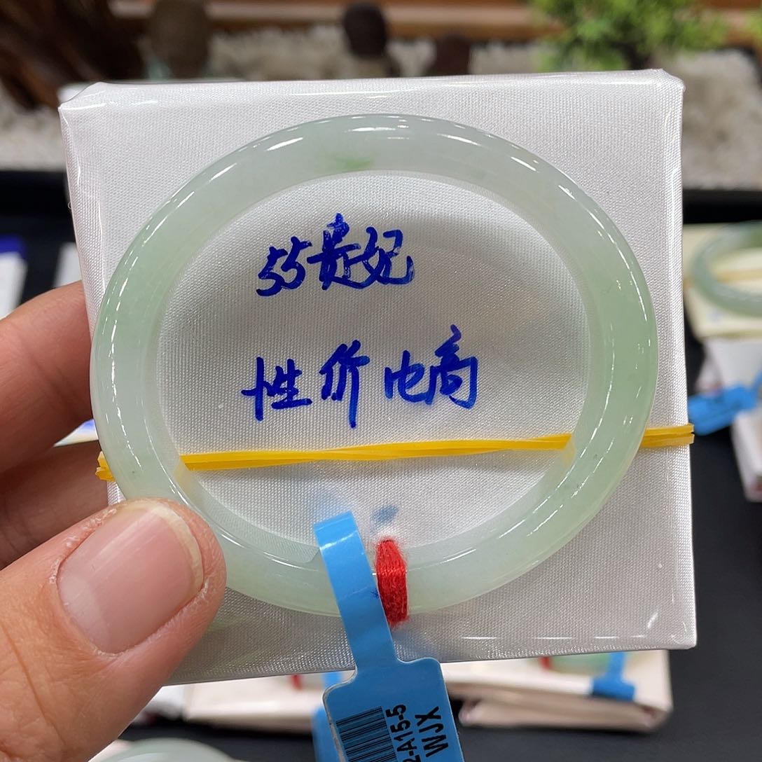 翡翠手镯未镶嵌翡翠