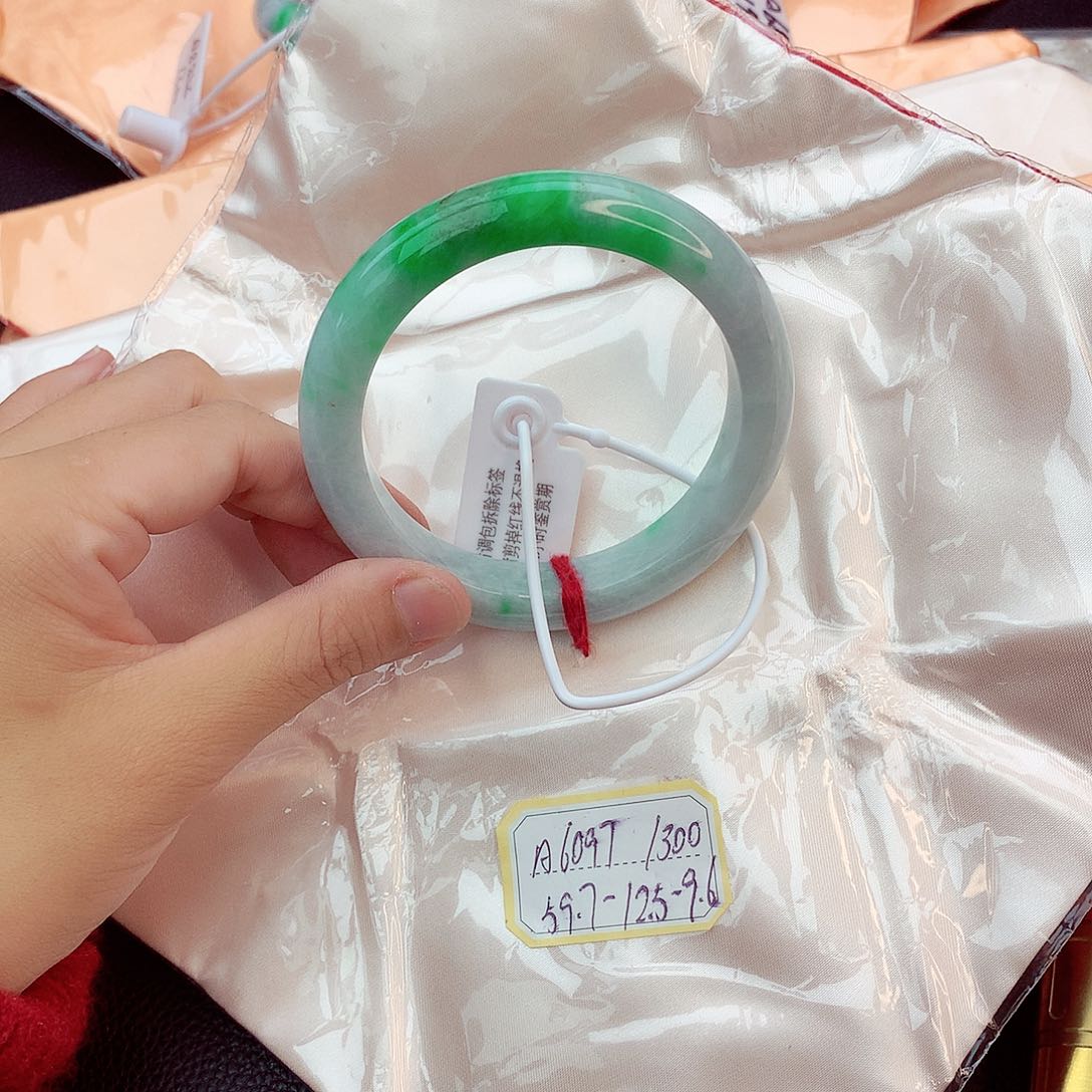 翡翠手镯未镶嵌翡翠