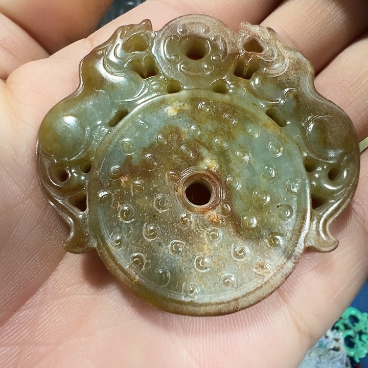 透闪石质玉未镶嵌挂件