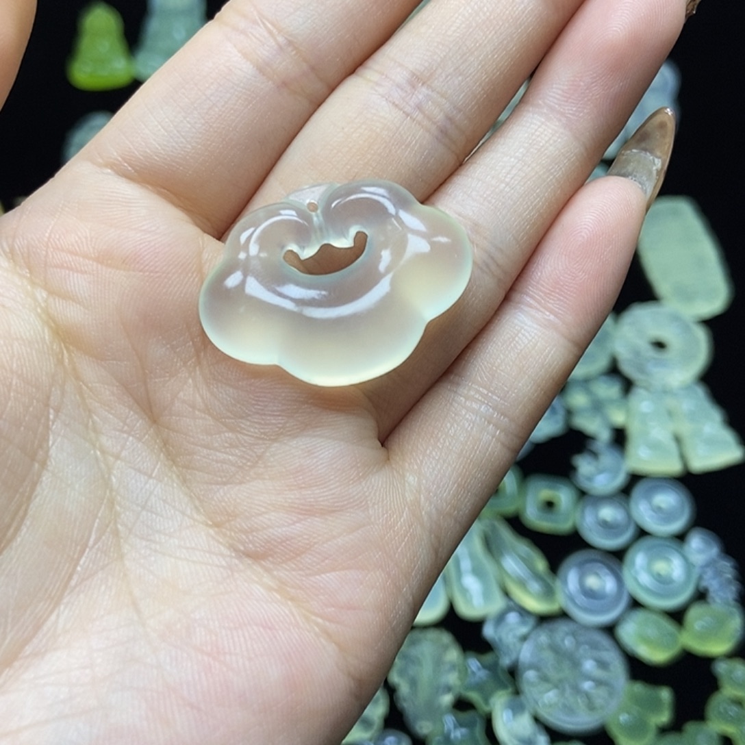 蛇纹石玉未镶嵌颈饰