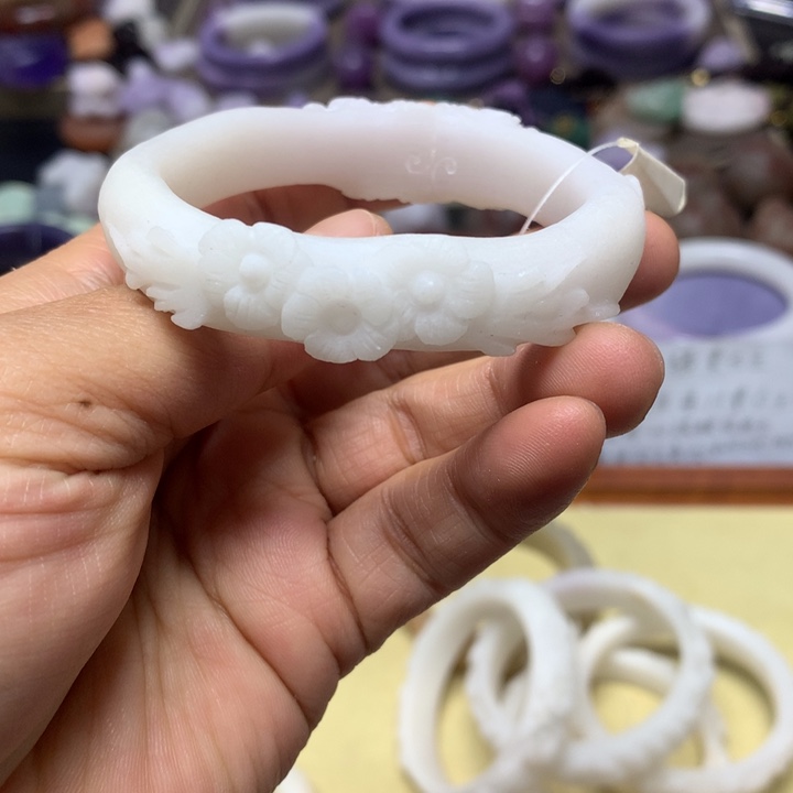 石英岩玉未镶嵌雕花手镯51.5