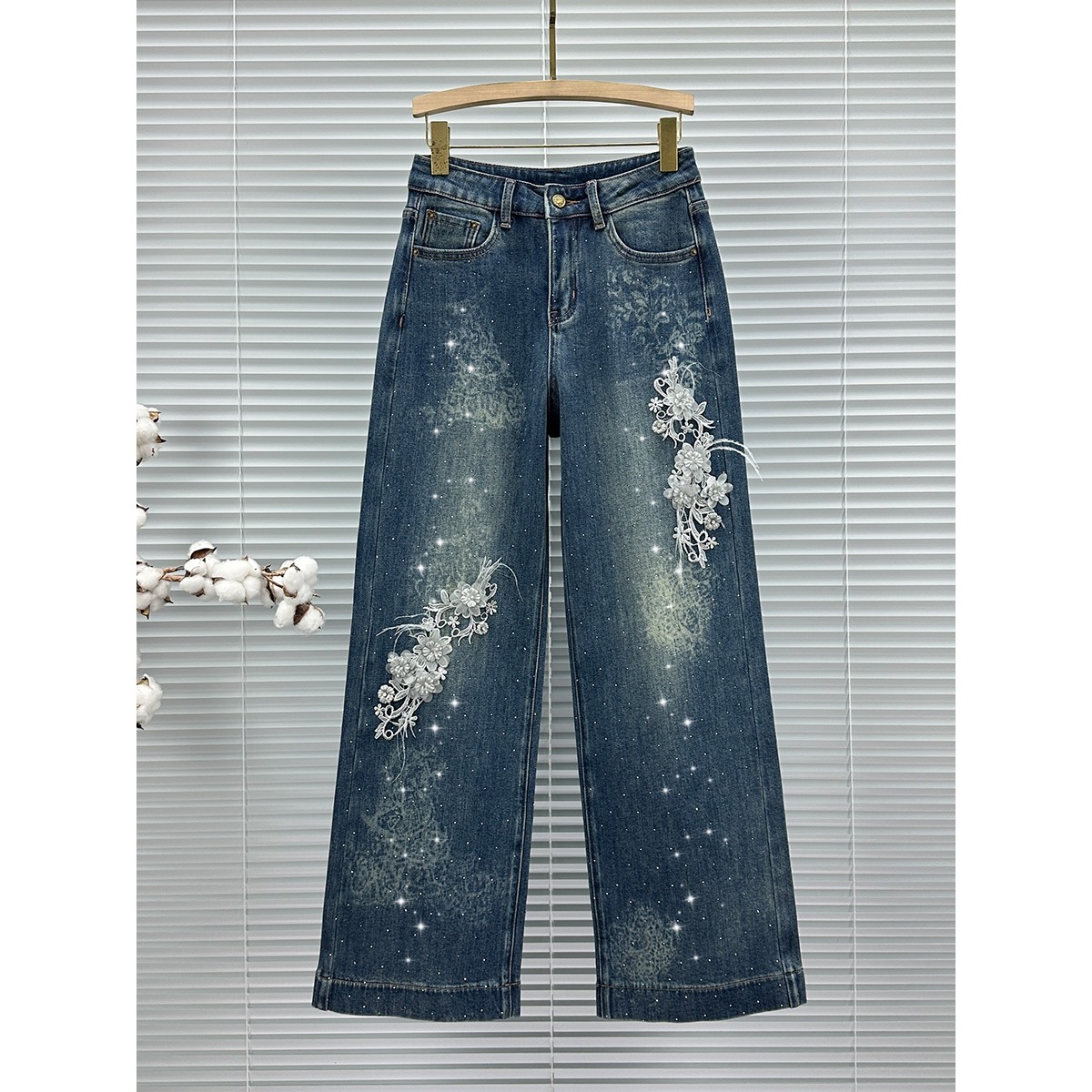 花朵装饰牛仔裤女潮2025年冬季新款高腰宽松百搭抓绒烫钻阔腿长裤