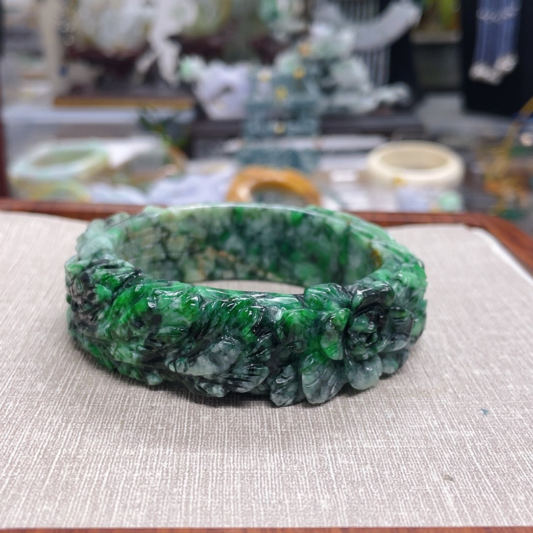 周***）翡翠未镶嵌颈饰手镯