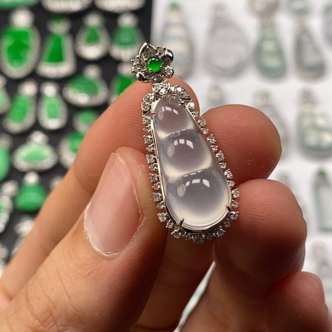 翡翠18K金镶嵌颈饰豆子