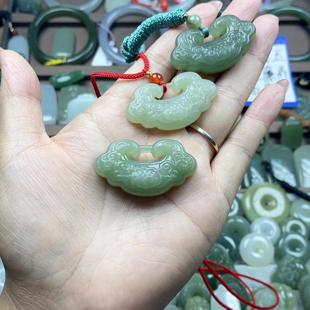 颈饰未镶嵌和田玉42mm雕花平安锁