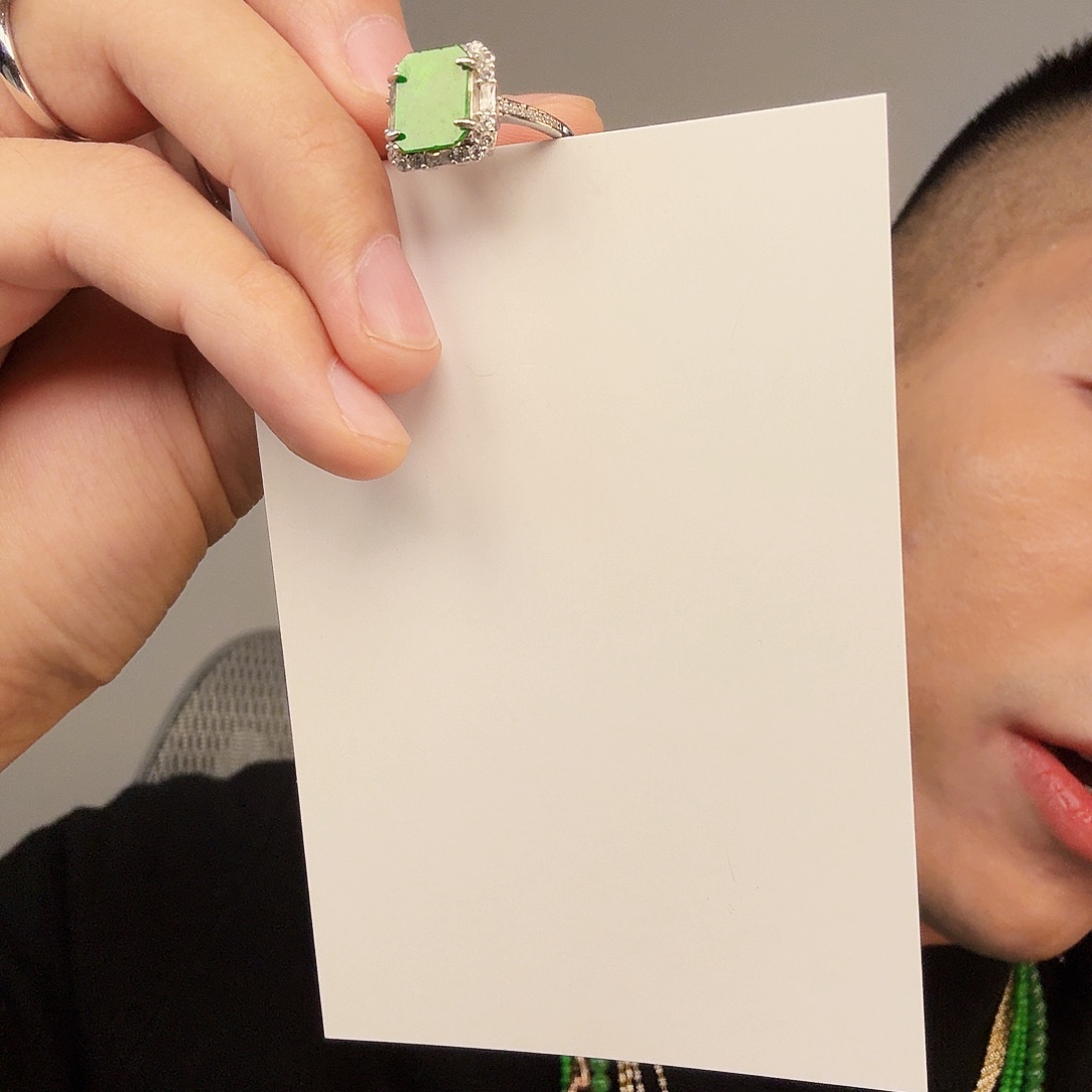 翡翠未镶嵌颈饰一件