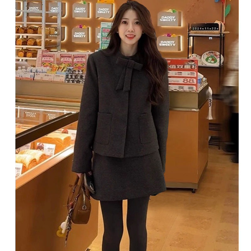 【25181】蝴蝶结领短款羽绒外套+毛呢半身裙套装