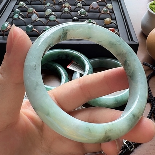 翡翠手镯未镶嵌翡翠手镯