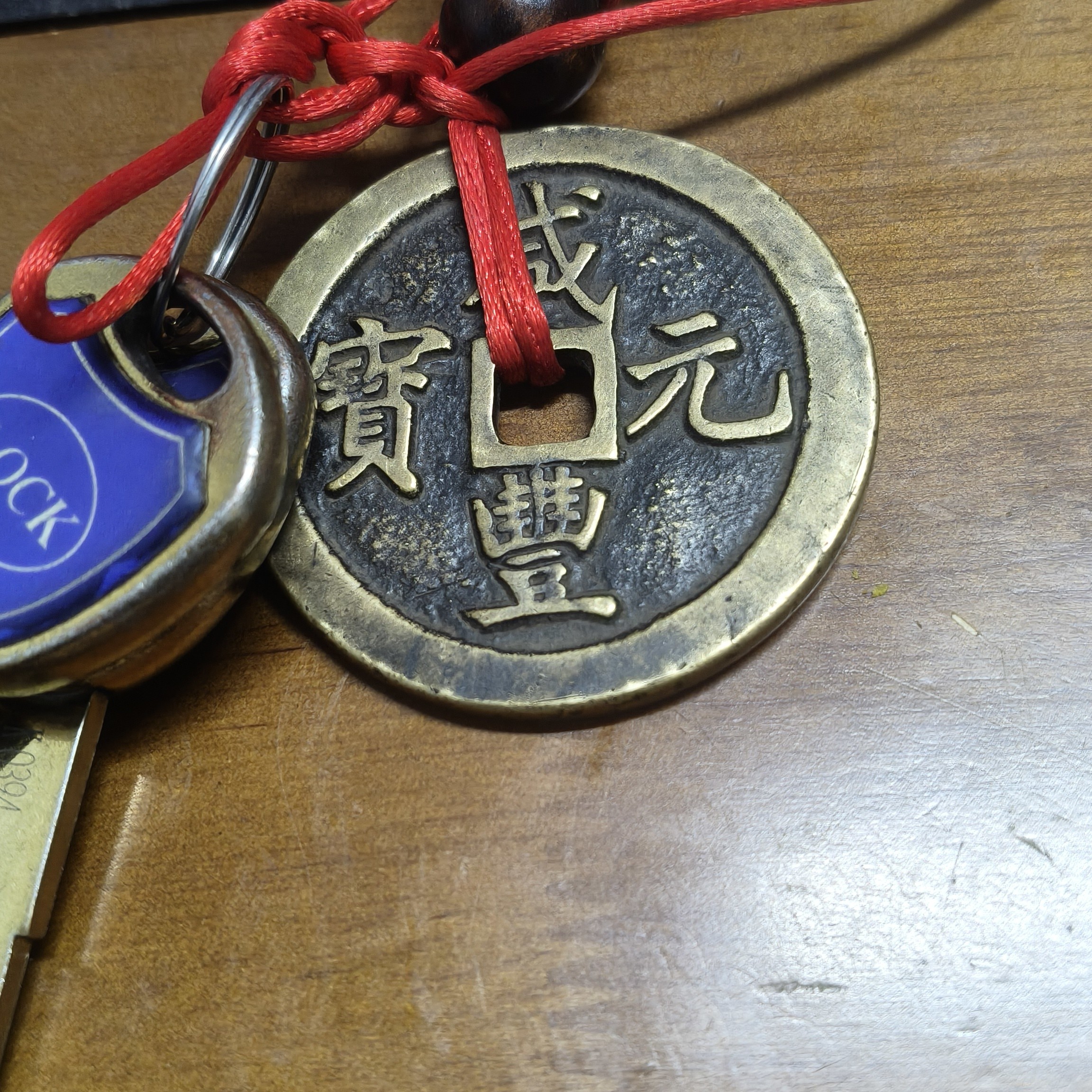 复古手持压门槛石铜币