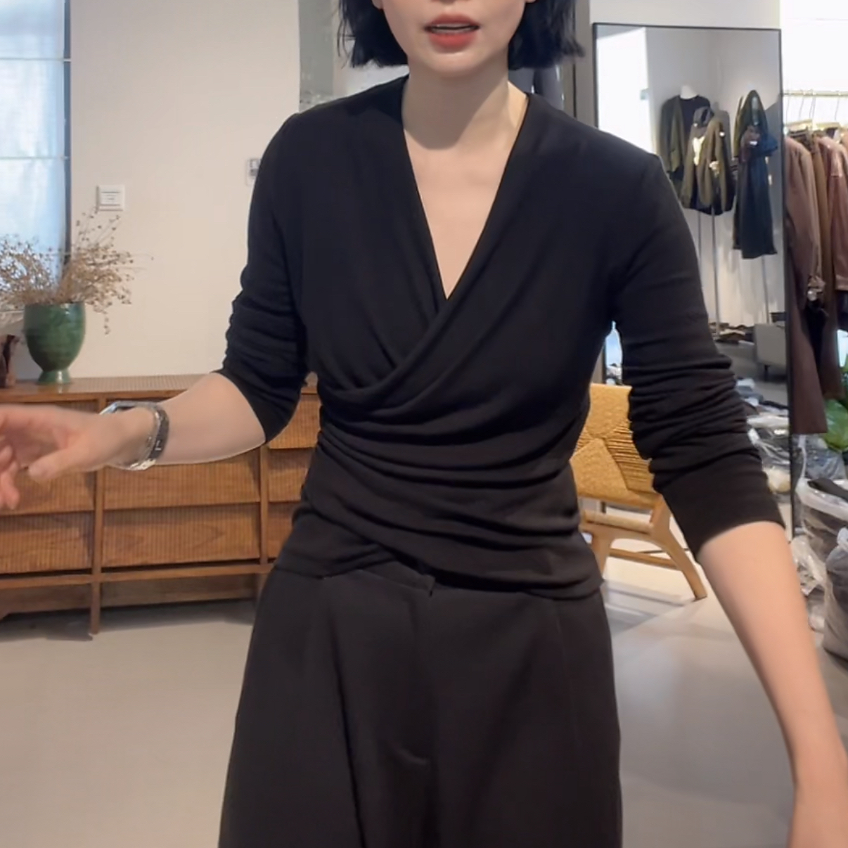 高级感不规则V领交叉长袖打底T恤女2025新款秋冬时尚显瘦黑色上衣