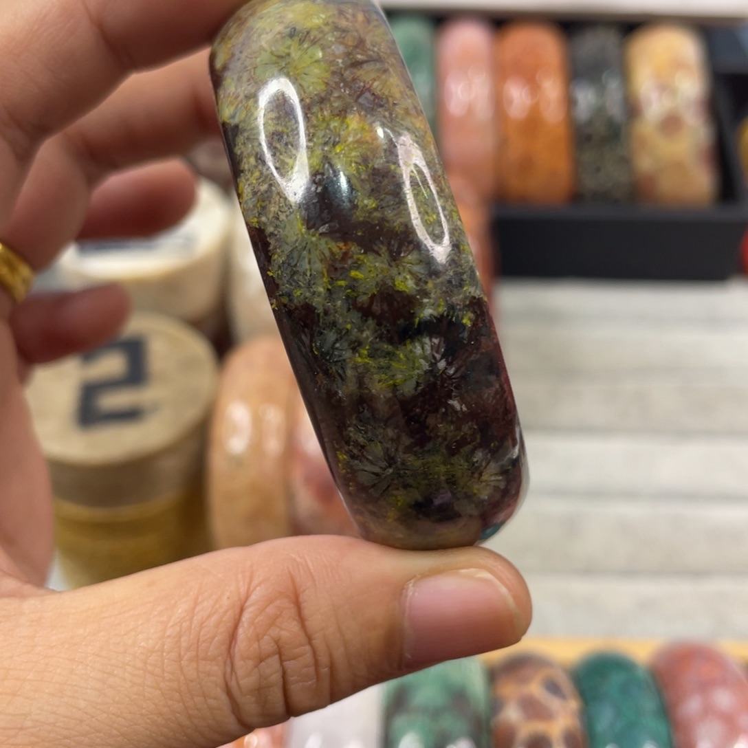 未镶嵌手镯硅化玉