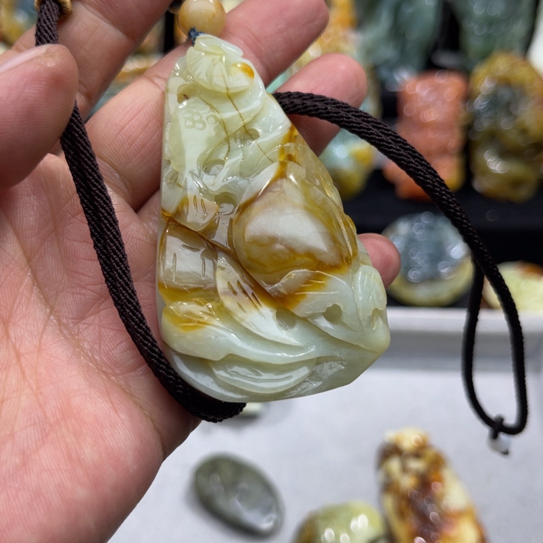 蛇纹石玉未镶嵌颈饰