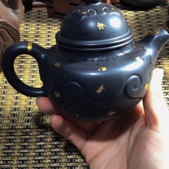 紫砂茶壶原矿泥料手工制作的紫砂壶。