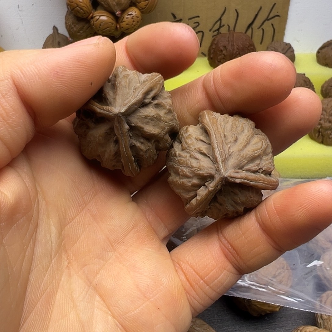 李***子猴头核桃吊坠三棱