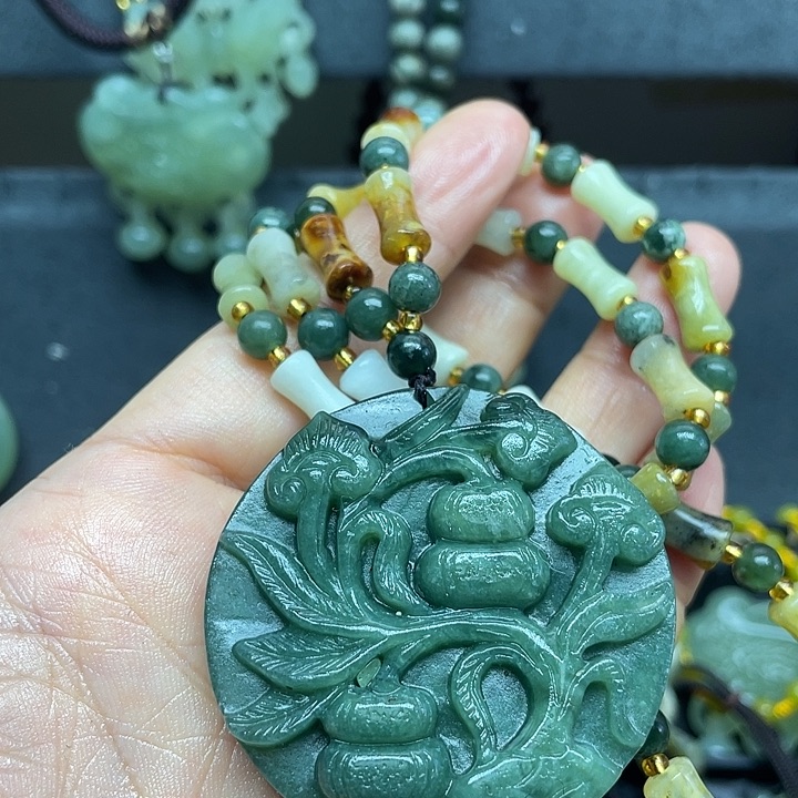 未镶嵌蛇纹石玉颈饰