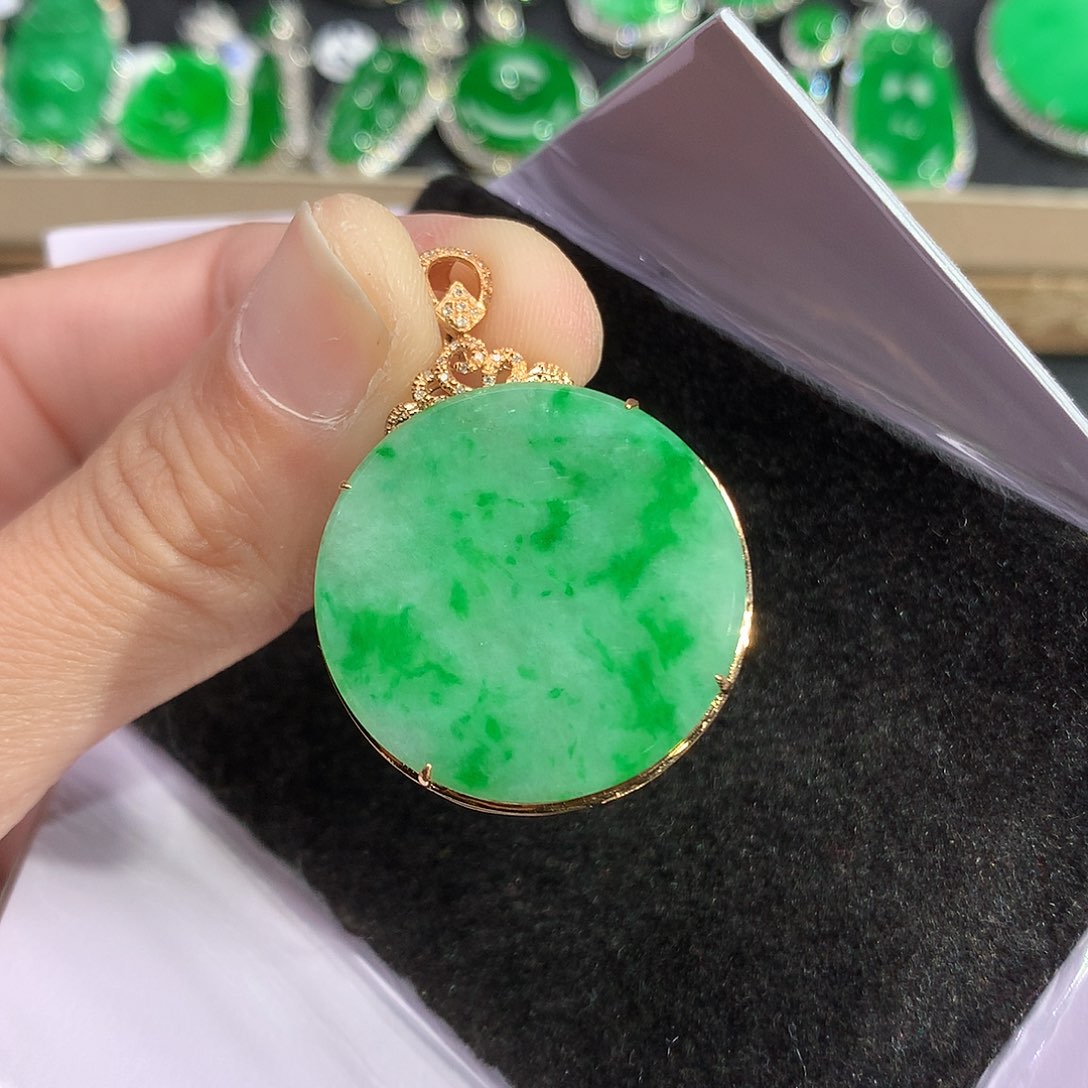 翡翠吊坠(赠链)18K金镶嵌