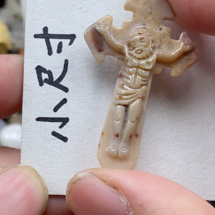 颈饰未镶嵌硅化珊瑚（珊瑚玉）