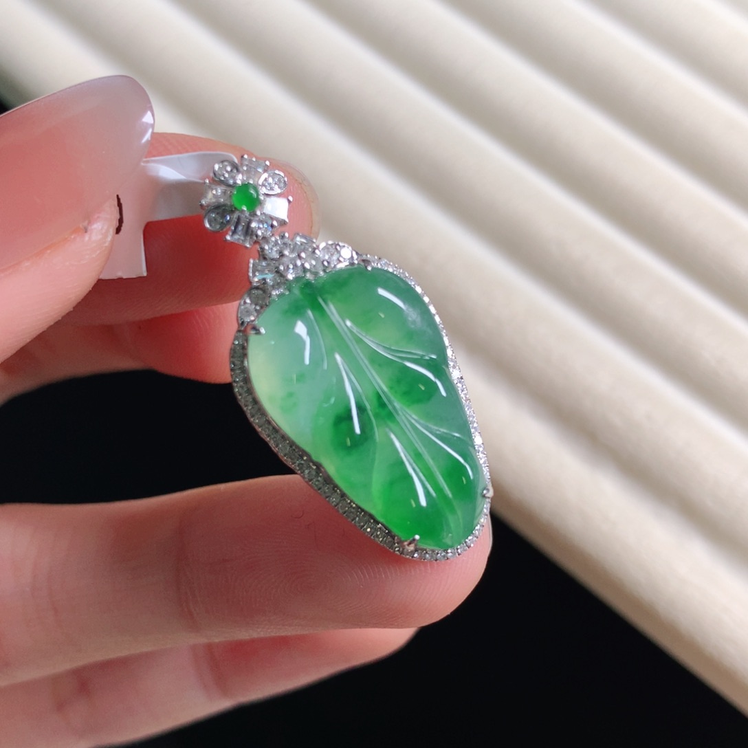 翡翠颈饰18K金镶嵌叶子