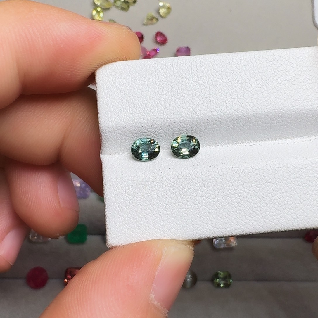 彩色蓝宝石裸石天然绿蓝宝2颗共1ct
