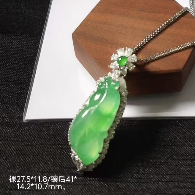 翡翠吊坠冰种满绿A货金鱼高档精品