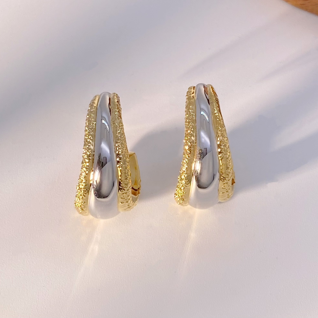 18K金进口双色褶皱亮面U型不规则耳钉时尚轻奢气质小众百搭耳环