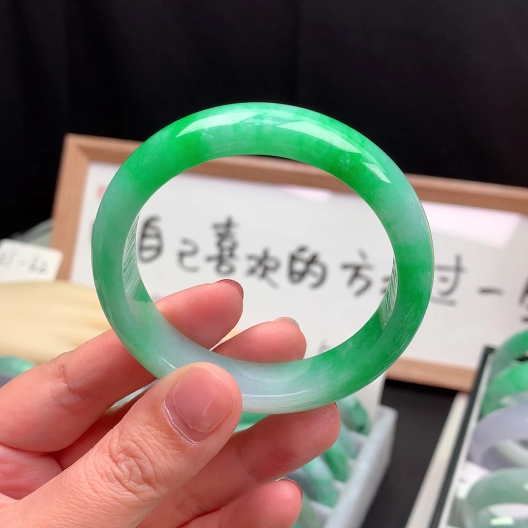 缅甸A货翡翠手镯 