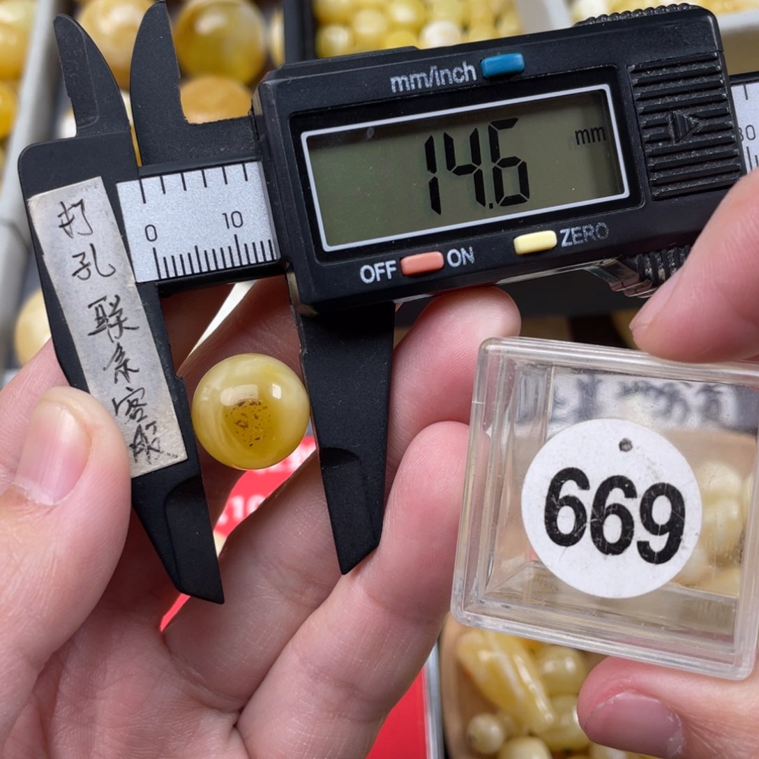 蜜蜡珠宝奇石未镶嵌