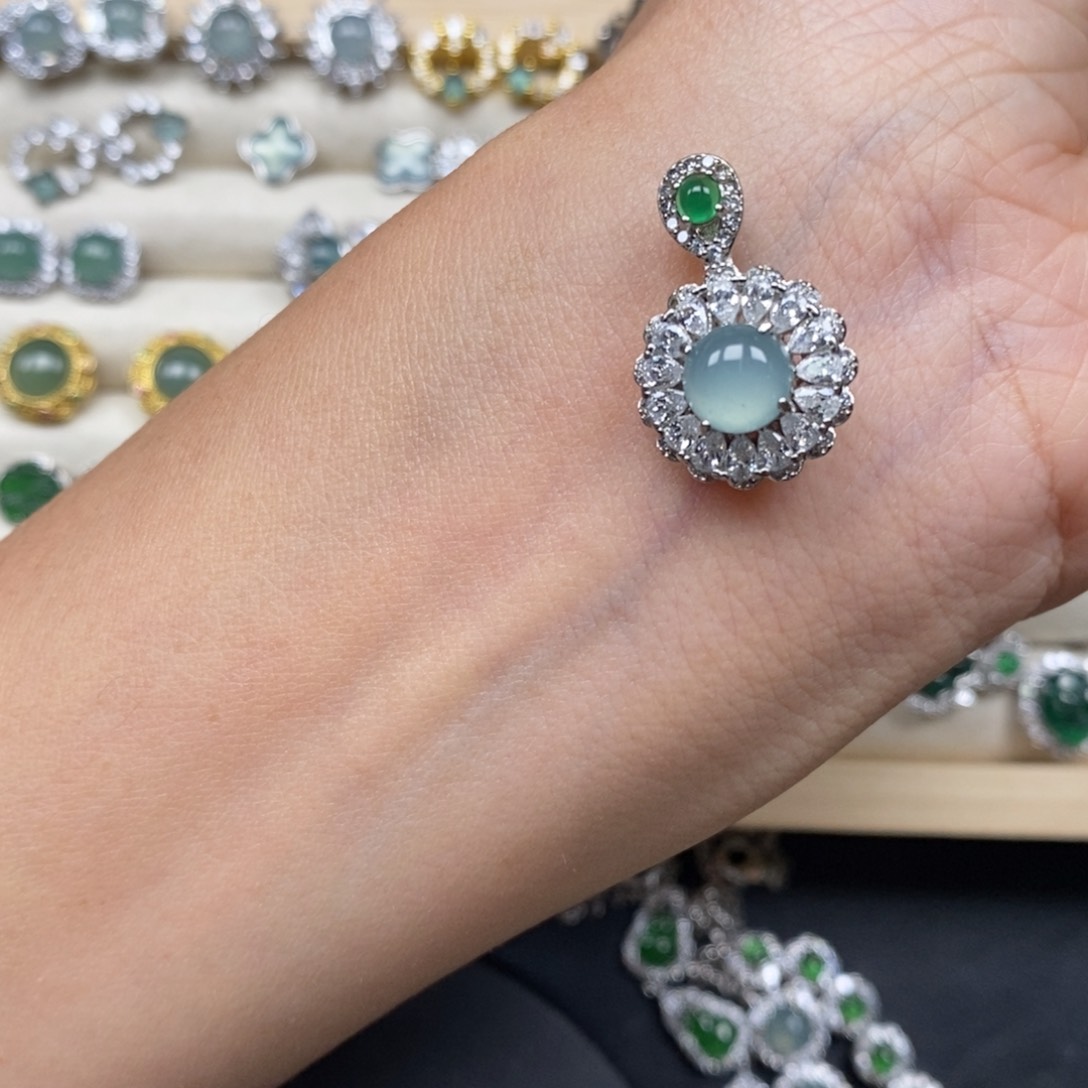 翡翠颈饰未镶嵌翡翠