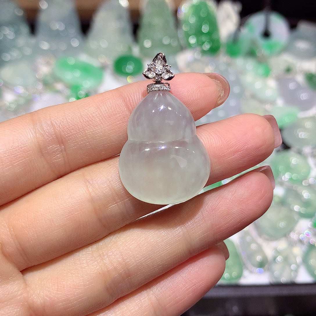 翡翠18K金镶嵌颈饰葫芦