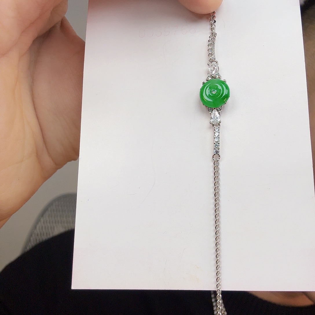 翡翠未镶嵌颈饰一件