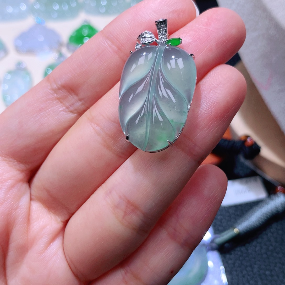 颈饰18K金镶嵌翡翠叶子