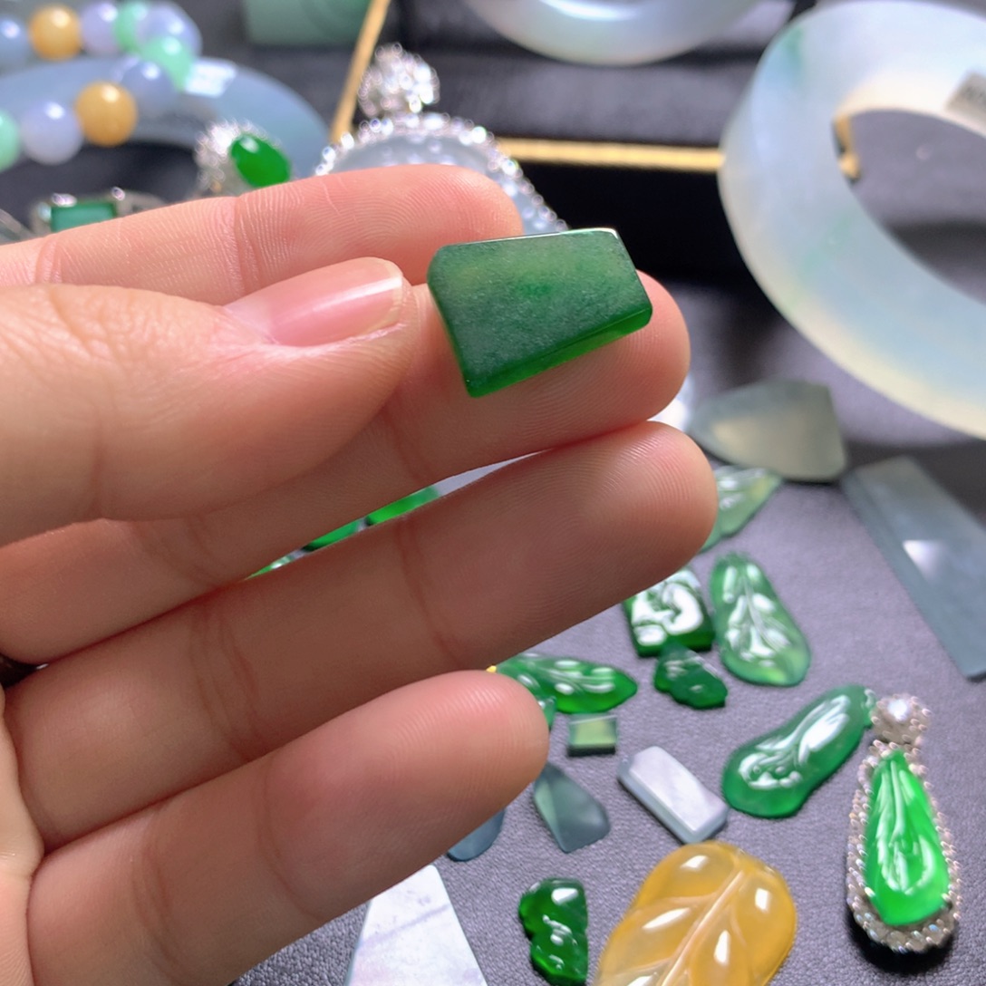 庄***定制翡翠未镶嵌天然翡翠A货