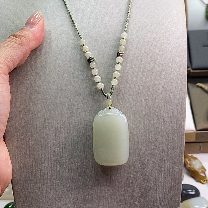 和田玉颈饰未镶嵌