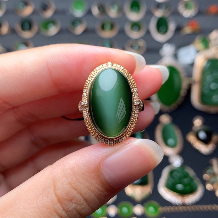 18K金镶嵌戒指和田玉