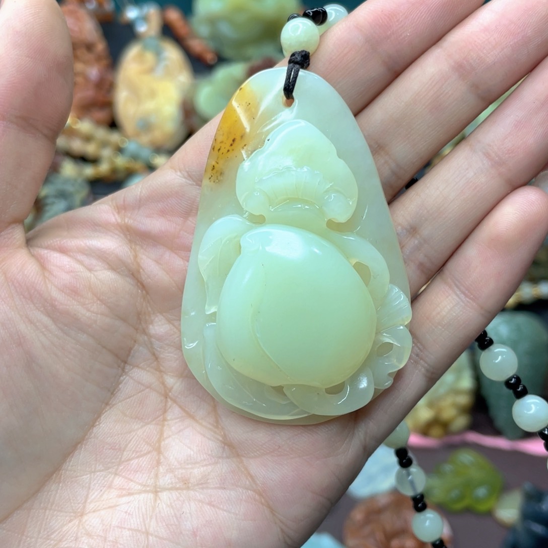 蛇纹石玉颈饰未镶嵌