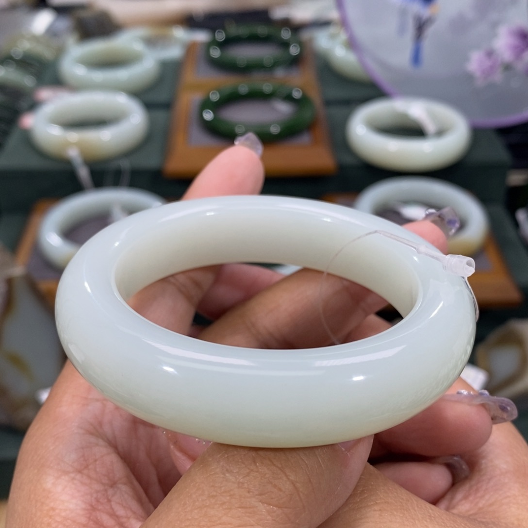 和田玉手镯未镶嵌