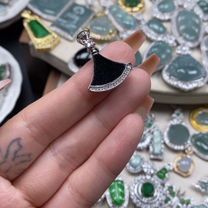 翡翠颈饰未镶嵌翡翠