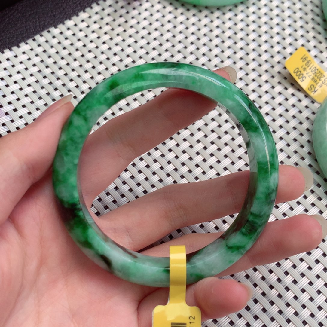 翡翠手镯未镶嵌时***者翡翠