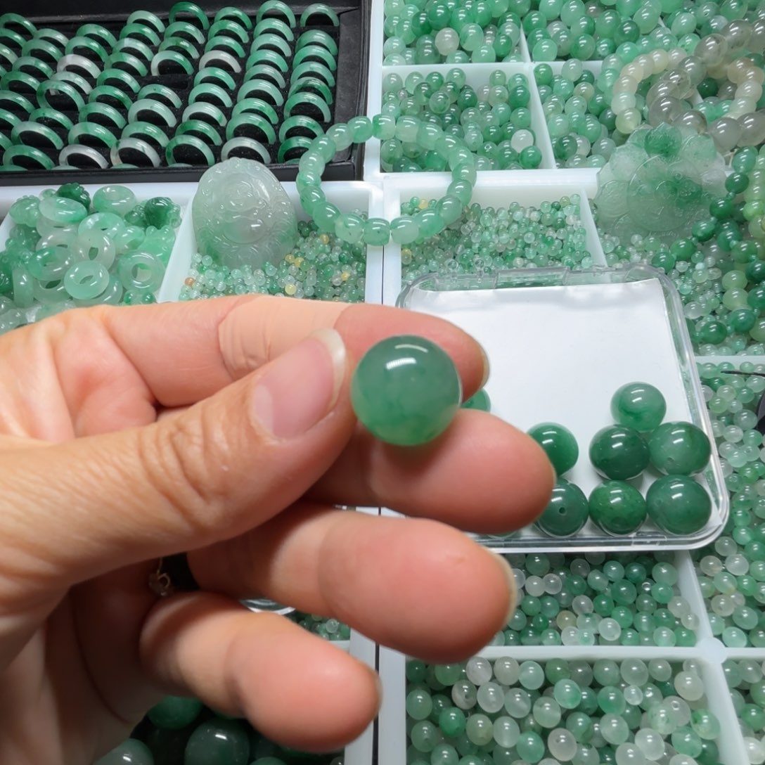 A***总石英质玉（非洲翠）未镶嵌卡14珠子